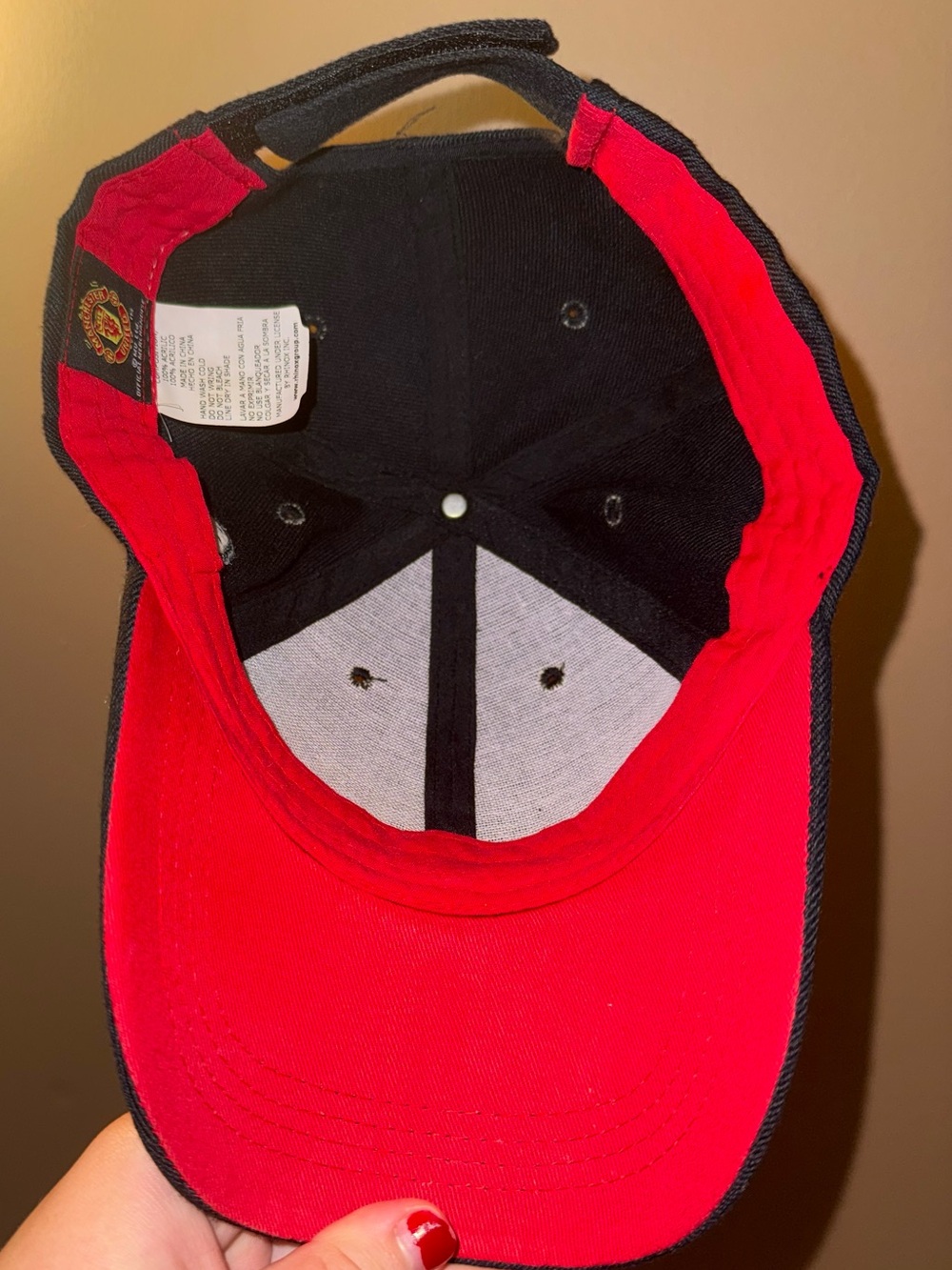 Manchester United Embroidered Black Cap with Team Emblem - Picture 3 of 5
